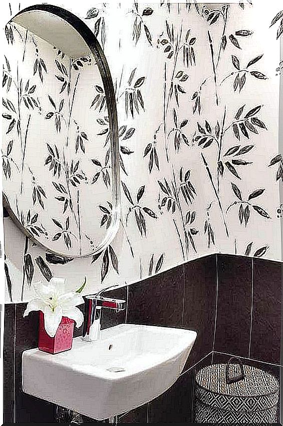 Decorating the bathroom with wallpaper