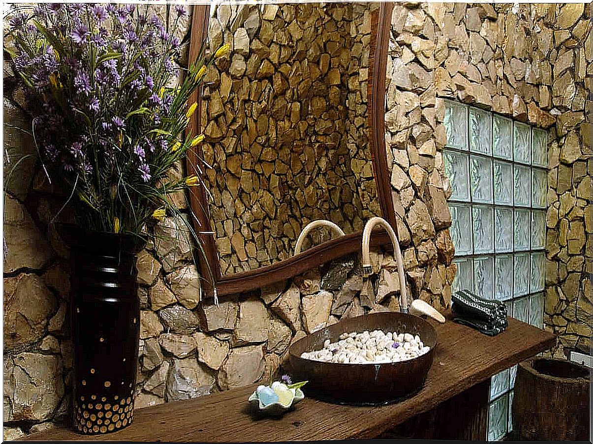 Decorate the bathroom with natural materials