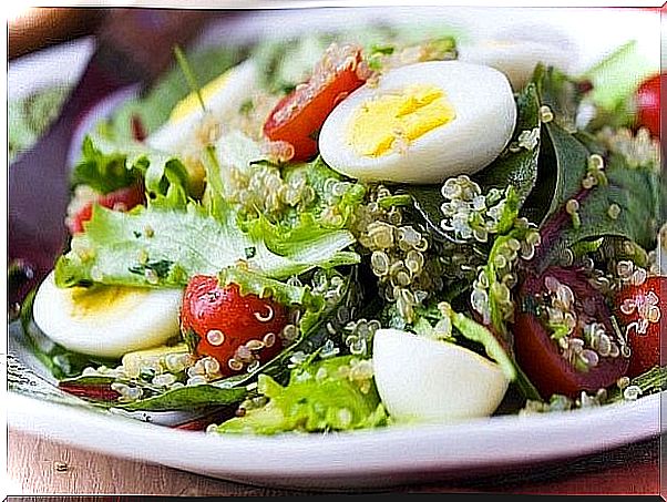 Lettuce, asparagus, tuna and hard-boiled egg