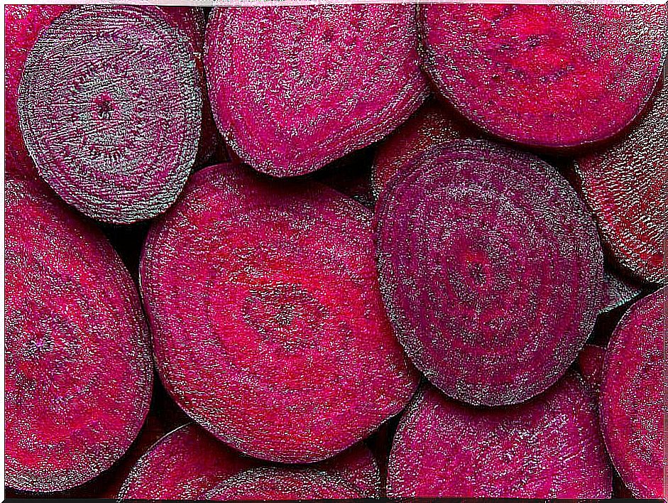 Sliced ​​fresh beets to eat.