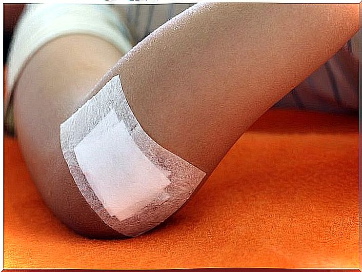 Using a bandage when treating a child's wounds