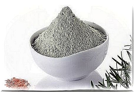 Clay mask to remove impurities