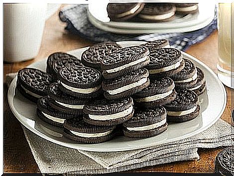 Plate with oreo cookies