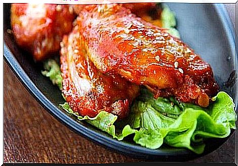 chicken wings with sauce and lettuce