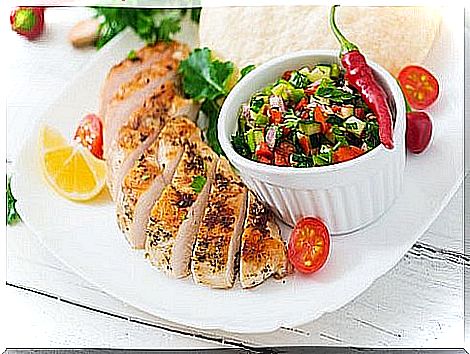 Chicken with avocado and tomato sauce