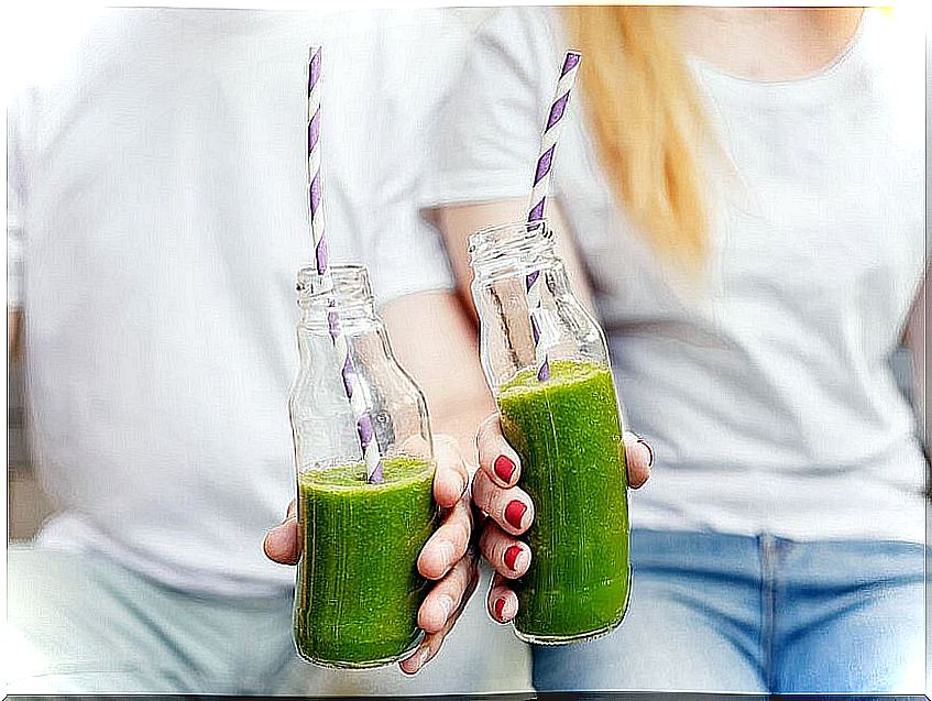 People with bottles of green smoothies.