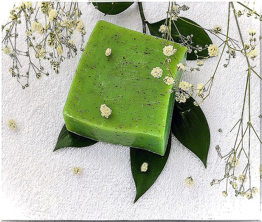 How to prepare a natural parsley soap to reduce facial blemishes