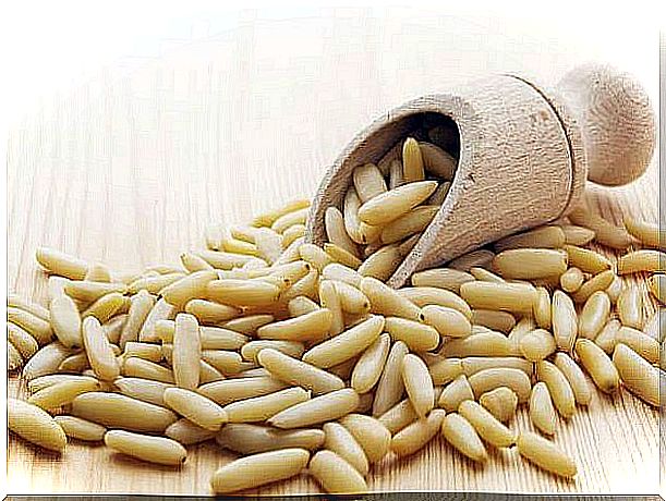 Pine nuts, food to treat hyperthyroidism in women