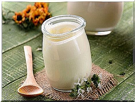 Natural yogurt, one of the home remedies for irritated armpits