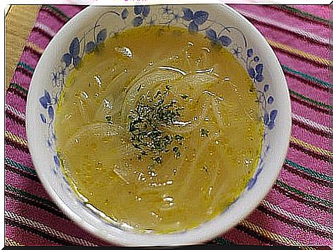 Tasa with onion and garlic soup